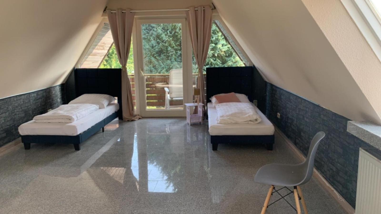 Zimmer In Wohnung, Monteure, Zentral, Enger ภายนอก รูปภาพ